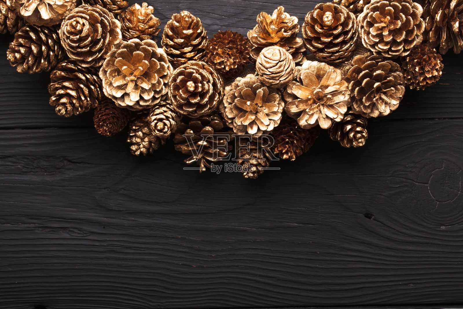 自制的圣诞节或用圣诞树和球果做的圣诞装饰品。照片摄影图片