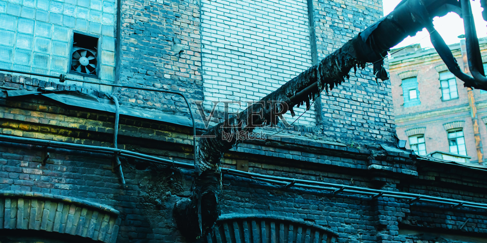可怕的地方。废弃的建筑。哥特背景。后启示录景观。工业背景。恐惧。破坏。旧的废弃的工厂。照片摄影图片
