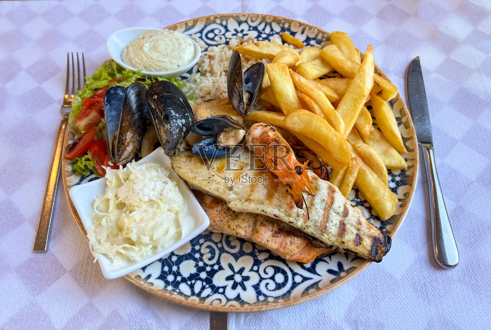 什锦海鲜配炸薯条照片摄影图片