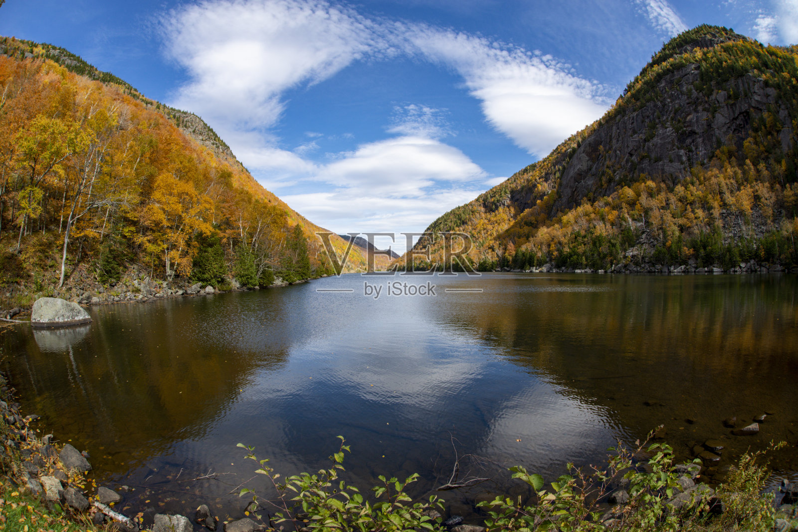 阿迪朗达克山脉的秋天色彩与水中的倒影照片摄影图片