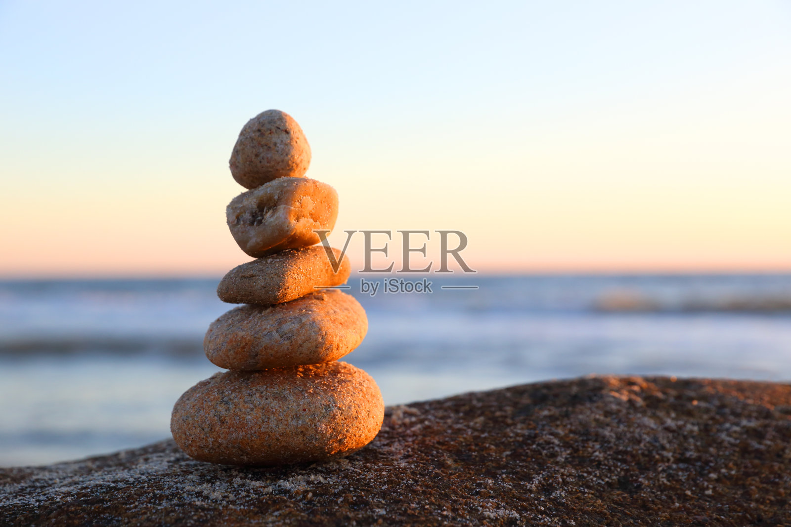 海滨的石塔平衡照片摄影图片