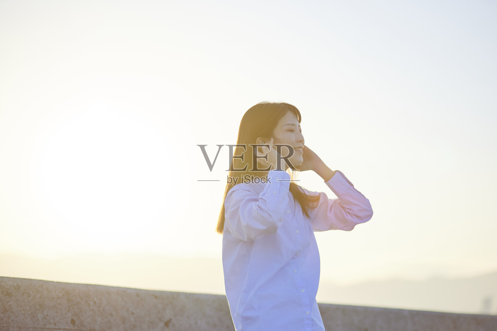 年轻的日本女子一边听音乐一边跳舞照片摄影图片