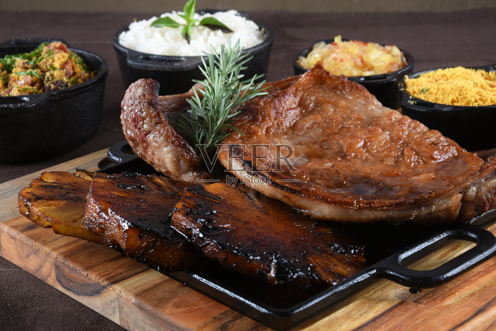 美味的牛肉汉堡三明治，奶油面包，奶酪和炸薯条。时髦的餐厅的食物。照片摄影图片