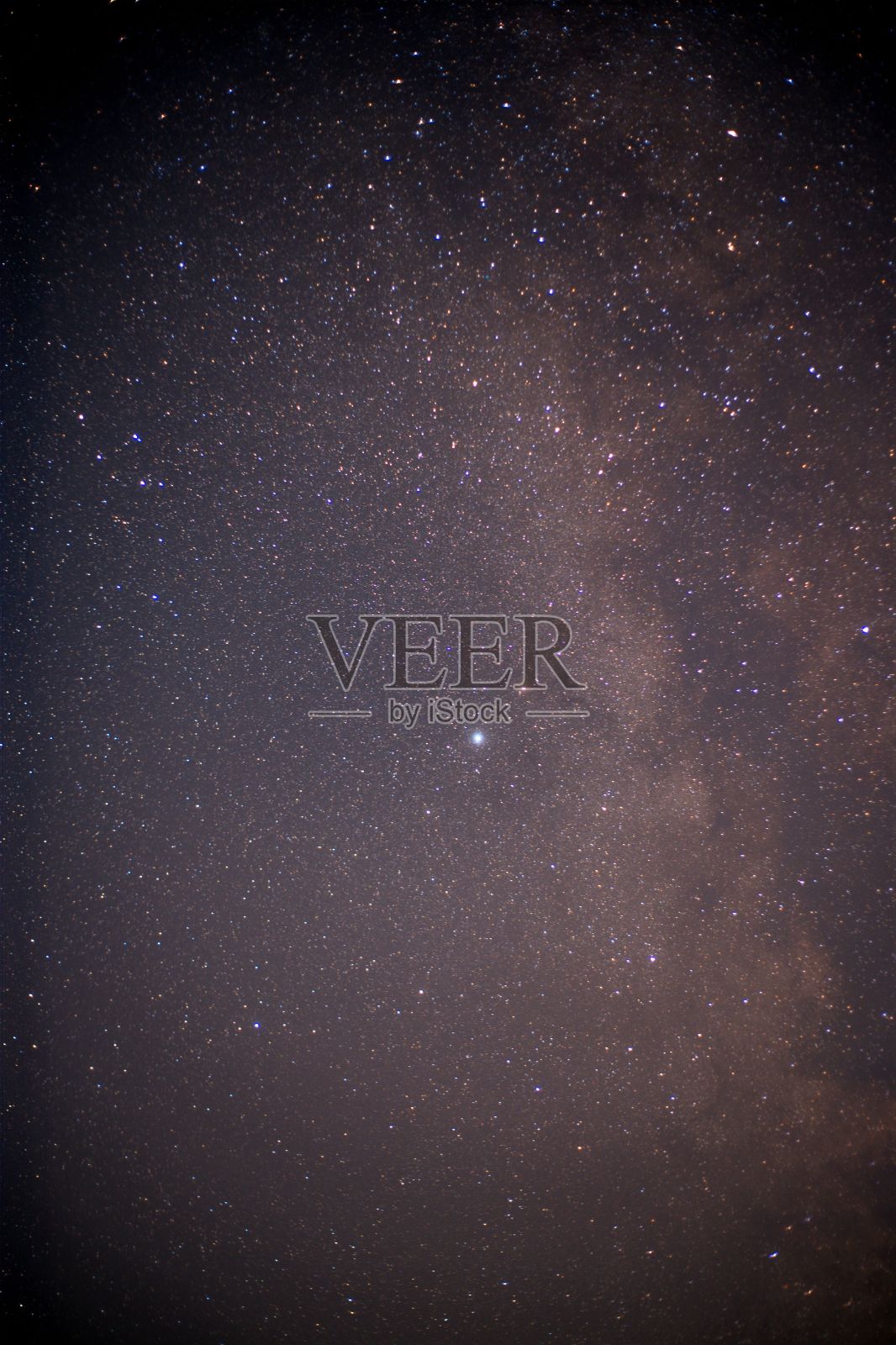 垂直拍摄的星空，银河照片摄影图片