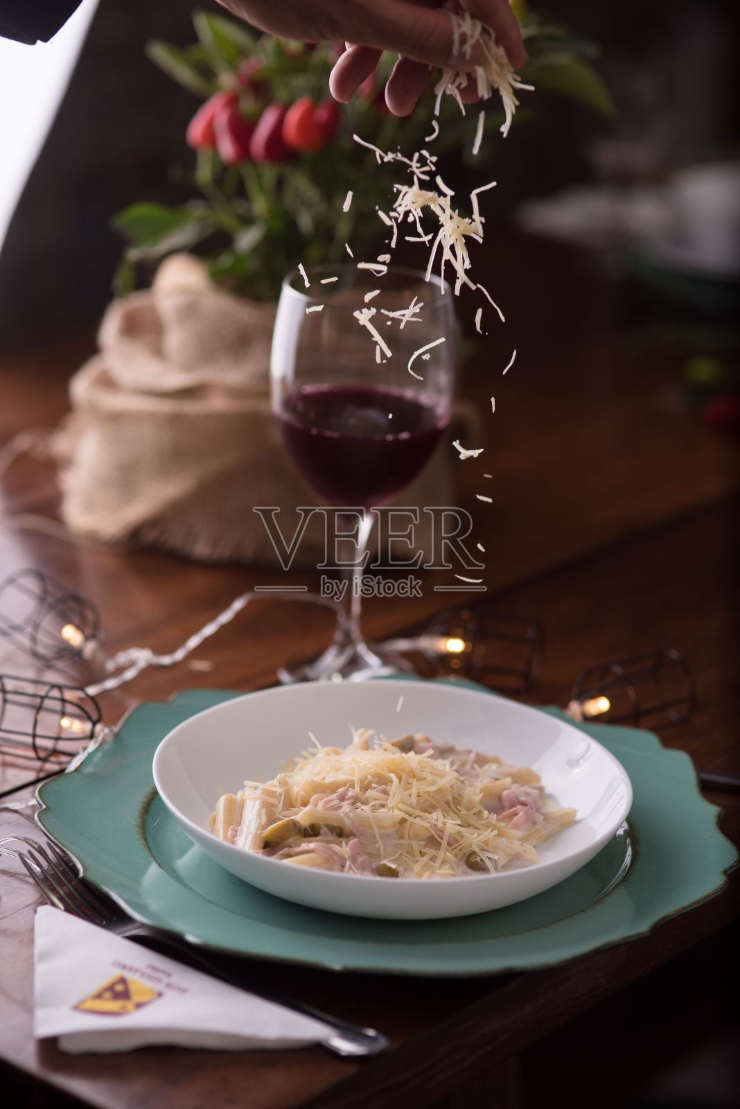 垂直拍摄的厨师添加奶酪的一餐在一个高级餐厅的一杯白葡萄酒照片摄影图片