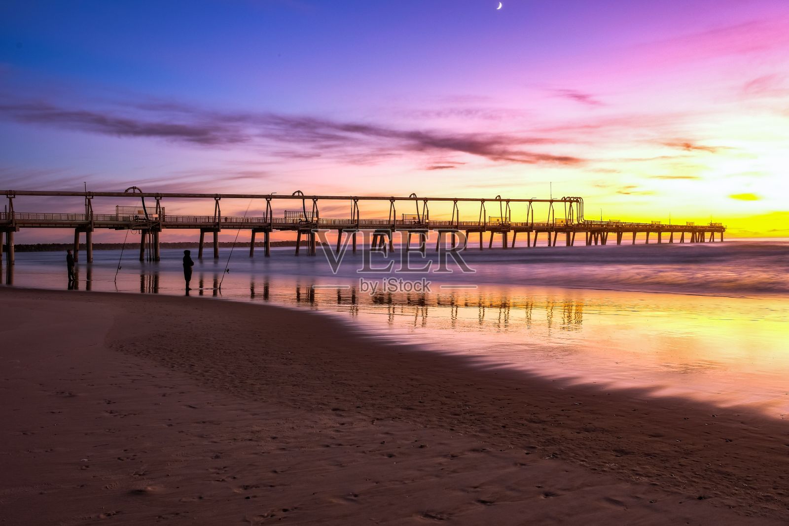 海洋上美丽的日落景色，天空中有粉红色的云照片摄影图片