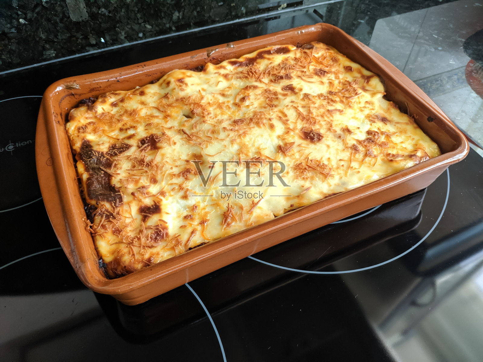 从烤箱里拿出来的长方形托盘里的派的高角镜头照片摄影图片