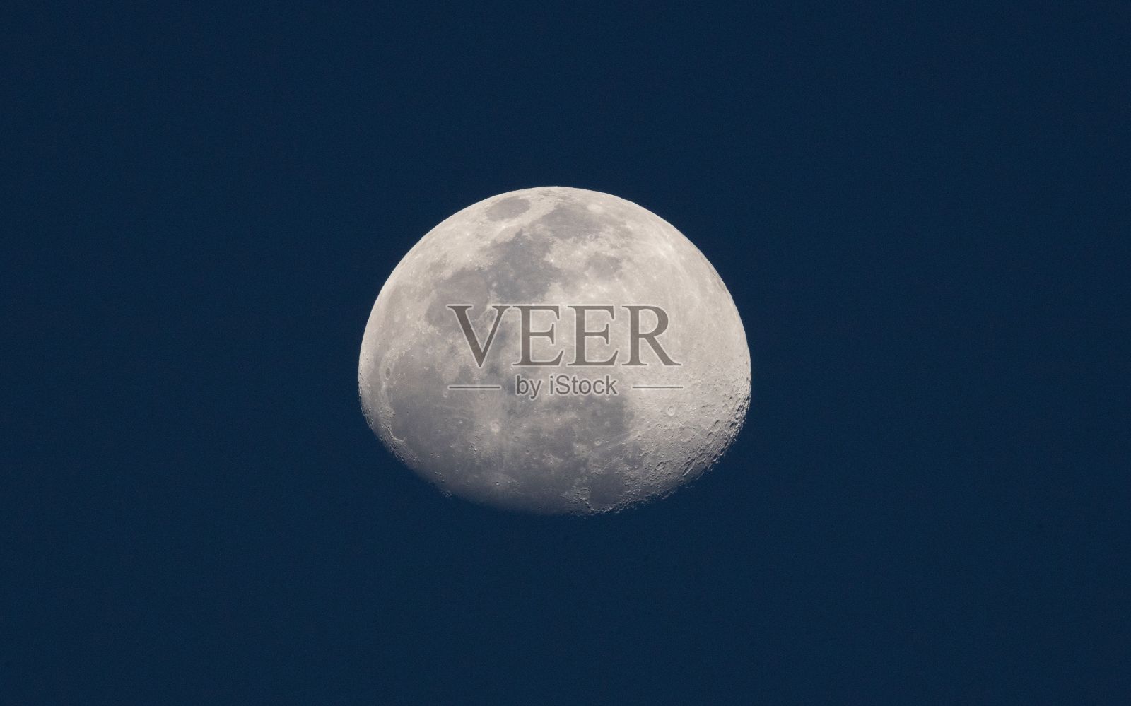 满月在黑暗背景下的特写镜头照片摄影图片