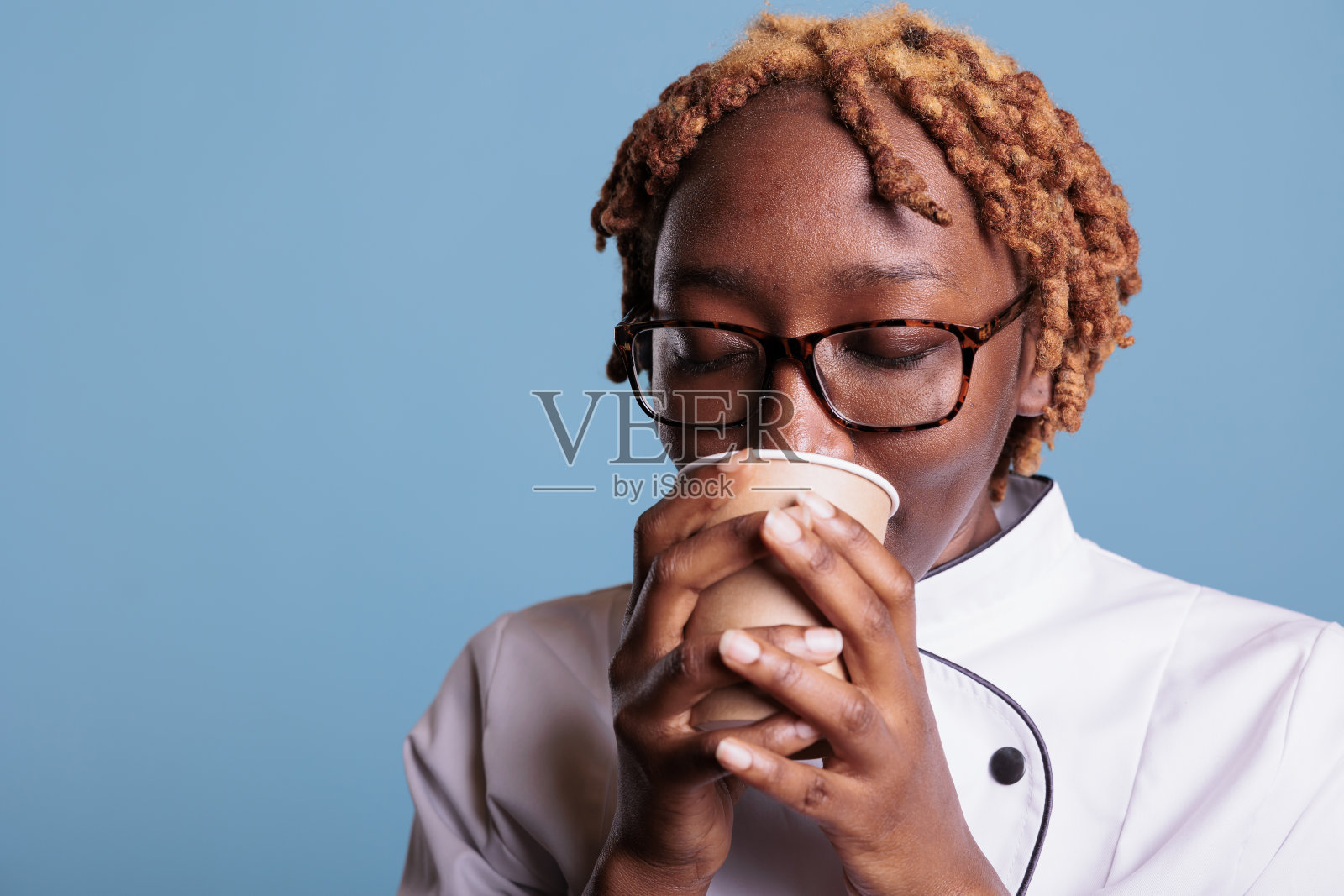 成功的女厨师喝咖啡照片摄影图片