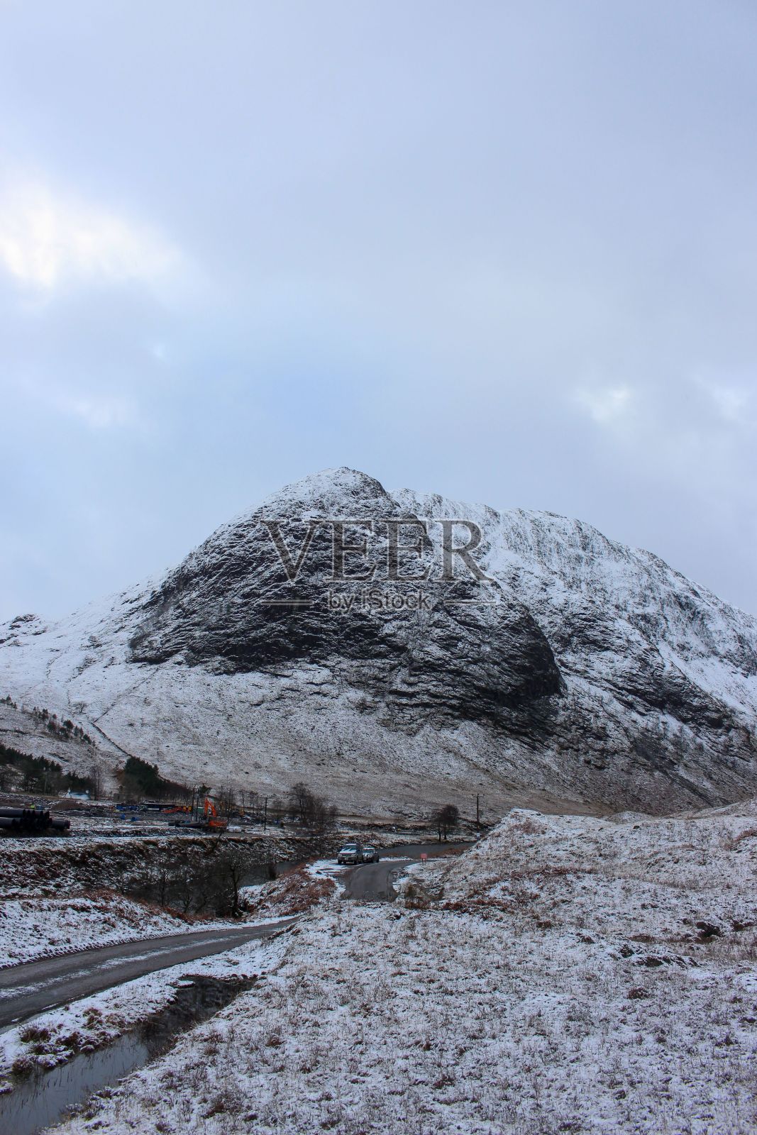 冬季通往格伦埃蒂夫的垂直道路，苏格兰格伦科的山景照片摄影图片