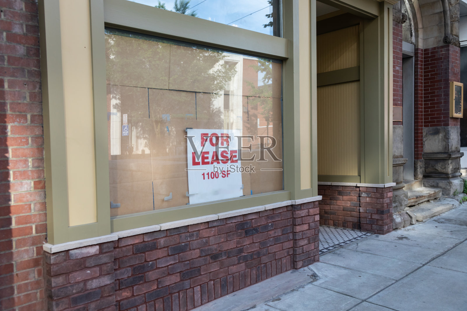 西维吉尼亚州摩根敦市中心一座建筑窗户上的“出租”标志的特写镜头照片摄影图片