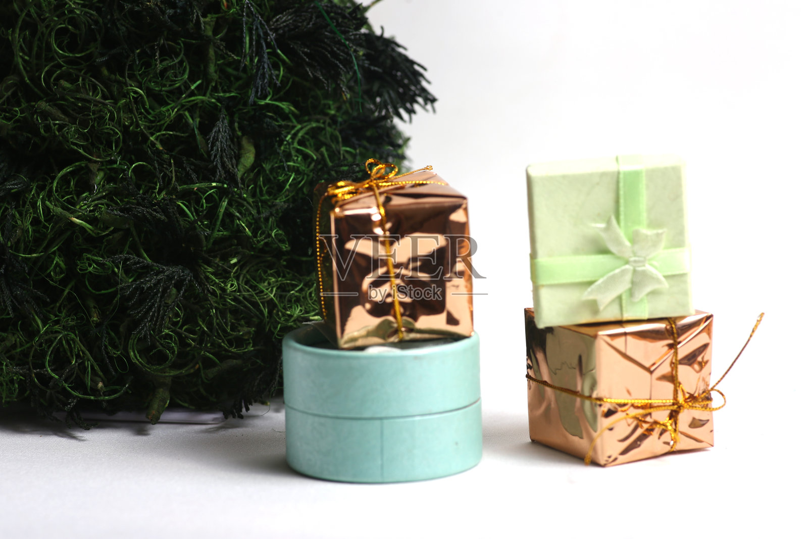 白色背景下的冷杉树下包装好的圣诞礼物。圣诞礼物的概念照片摄影图片