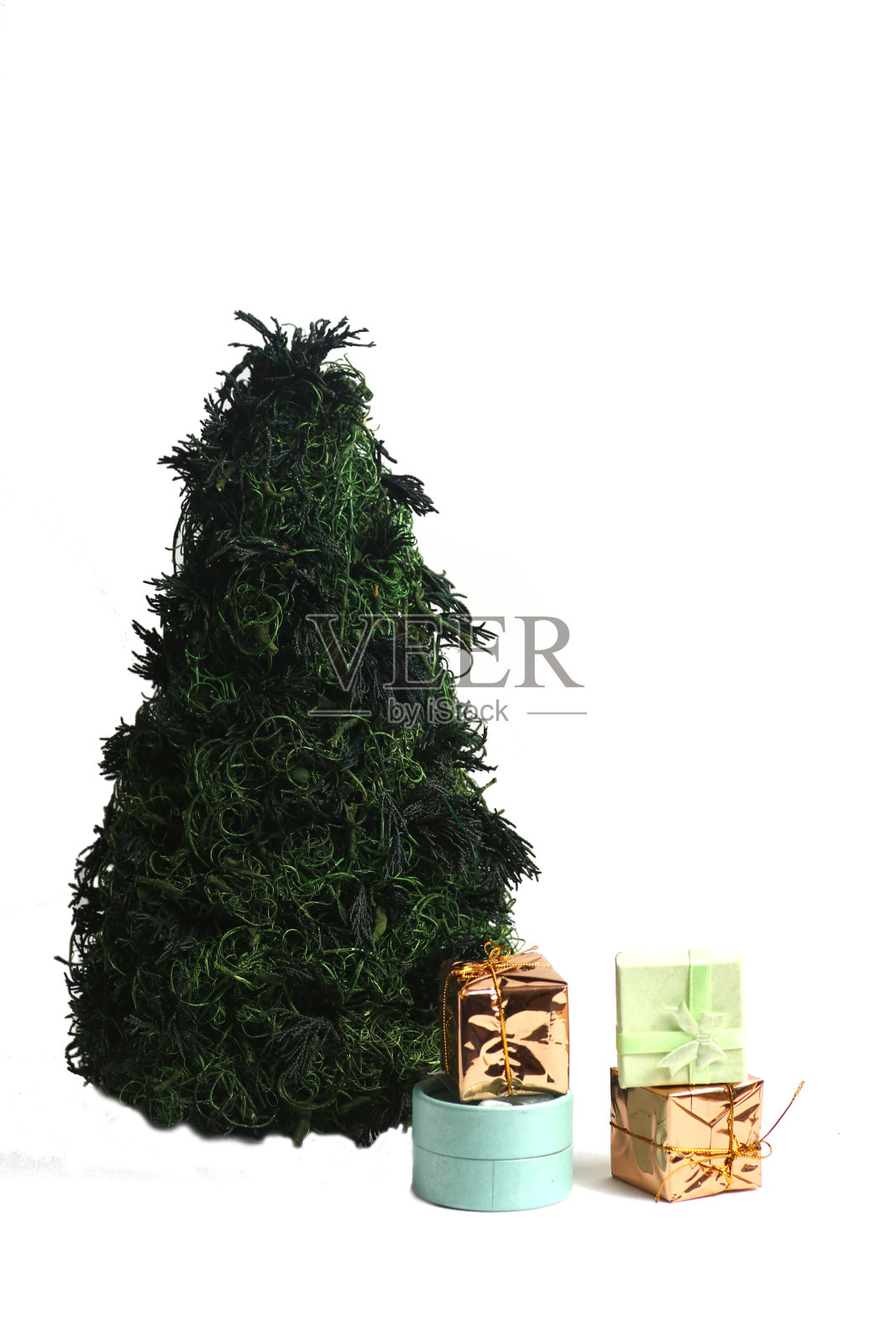 白色背景下的冷杉树下包装好的圣诞礼物。圣诞礼物的概念照片摄影图片