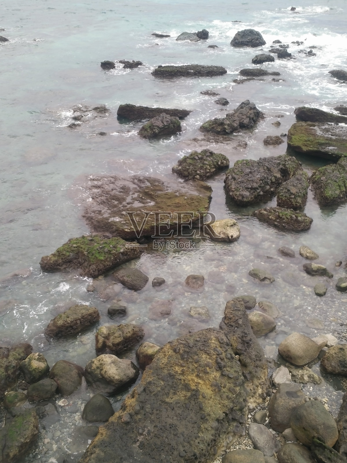 有许多奇形怪状的岩石照片摄影图片