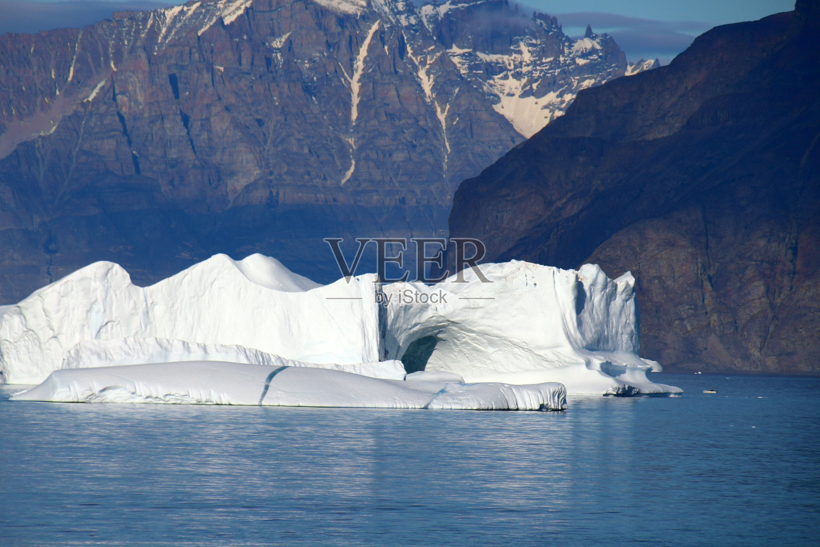 丹麦格陵兰Uummannaq峡湾的弧形冰山照片摄影图片