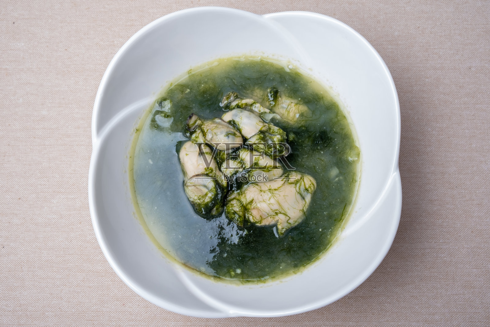 海带加牡蛎汤，是韩国食物的一种照片摄影图片