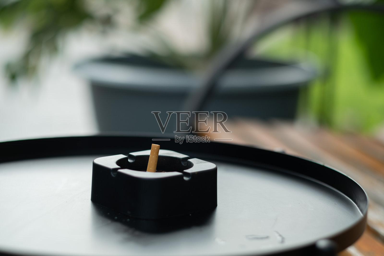 桌上有烟灰缸，香烟，不要吸烟照片摄影图片