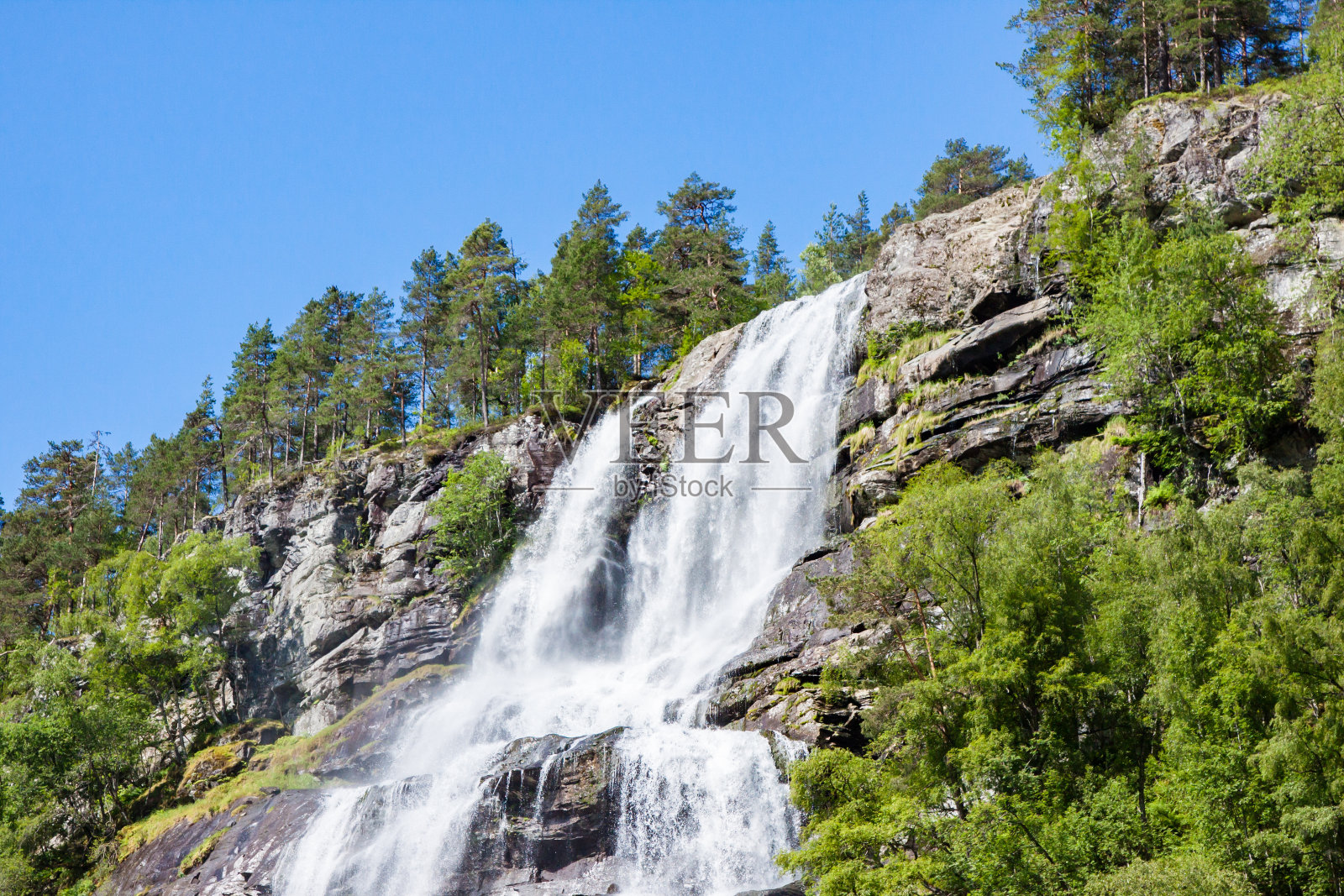 挪威沃斯附近的Tvindefossen或Tvinnefossen瀑布照片摄影图片
