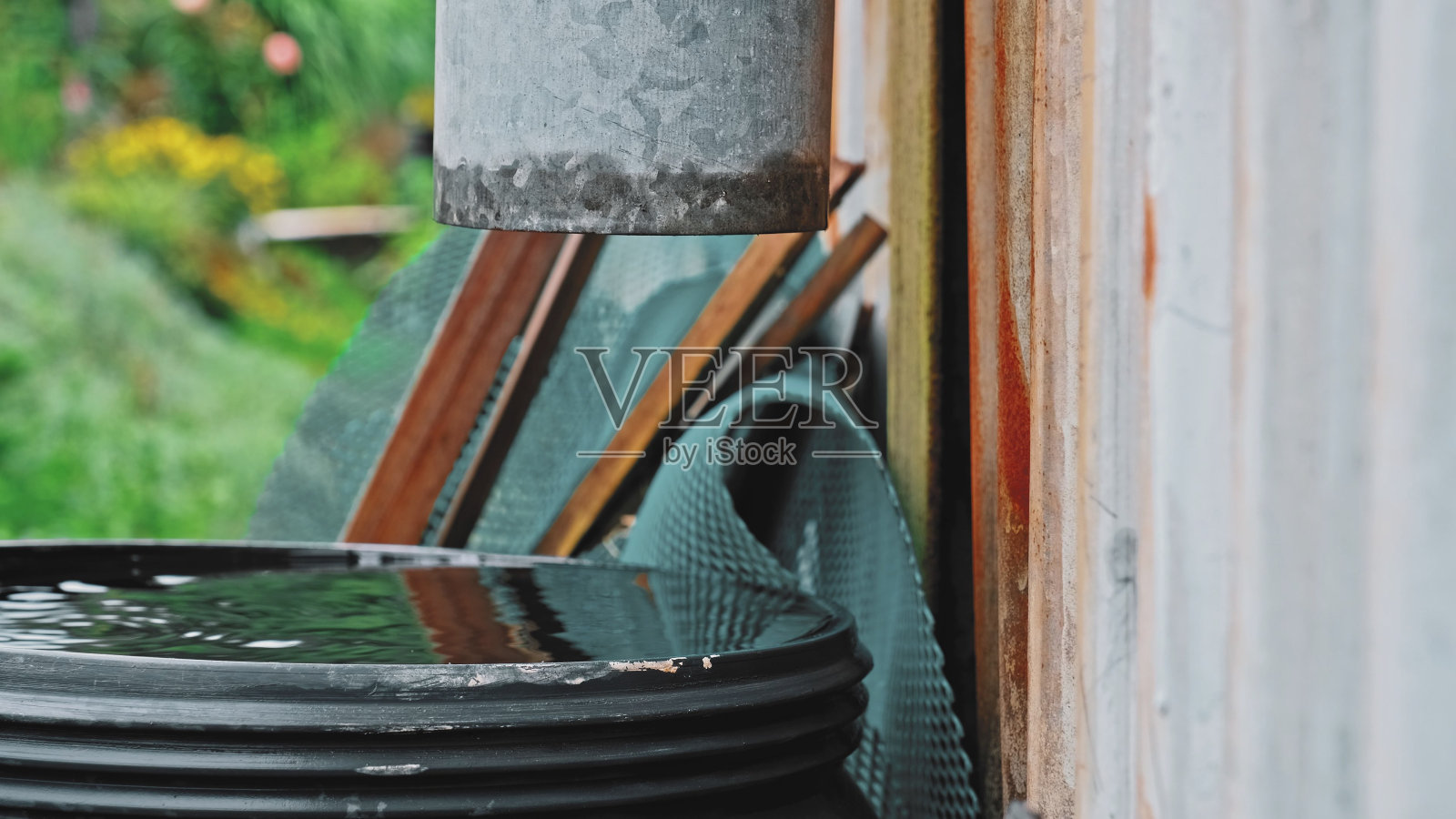 从塑料排水沟滴入溢流桶蓄水池收集雨水照片摄影图片