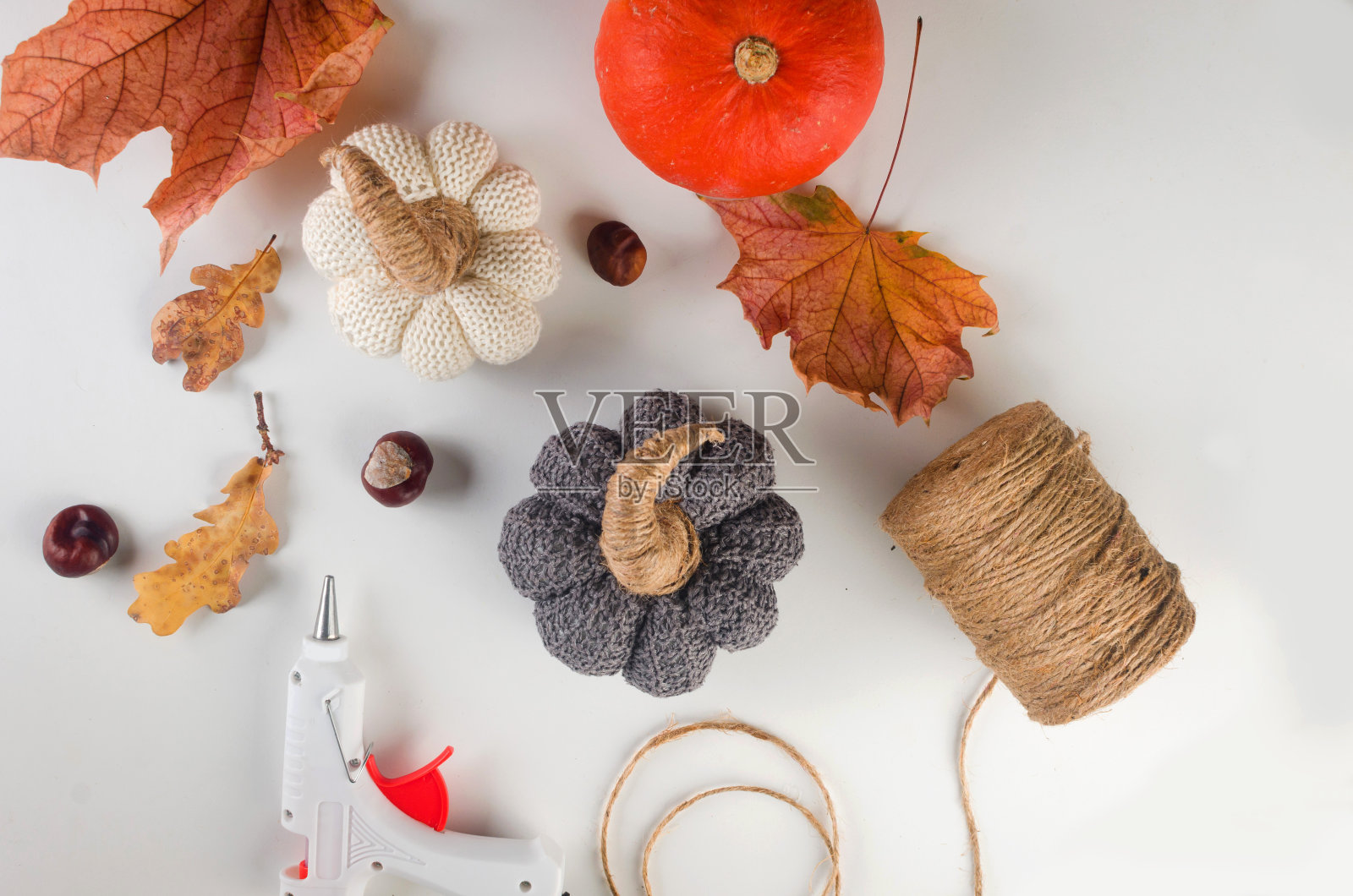 针织南瓜。用自己的双手制作万圣节装饰的过程。照片摄影图片