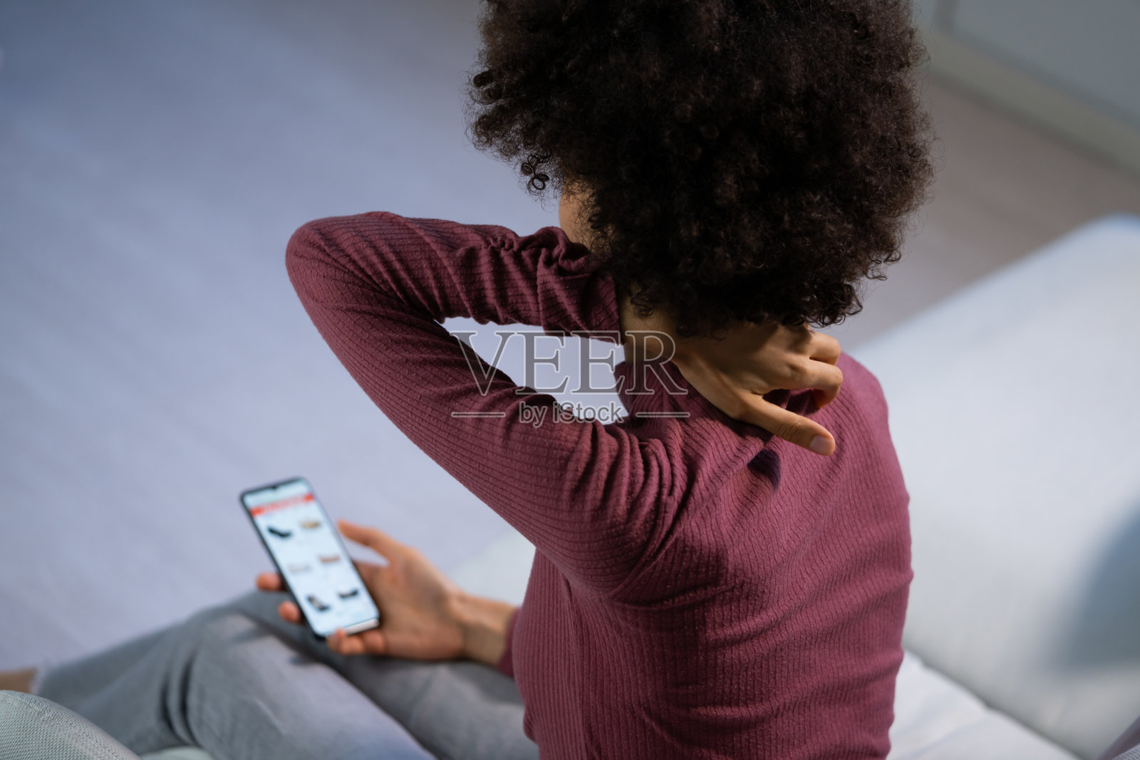 颈部疼痛的女士坐着照片摄影图片