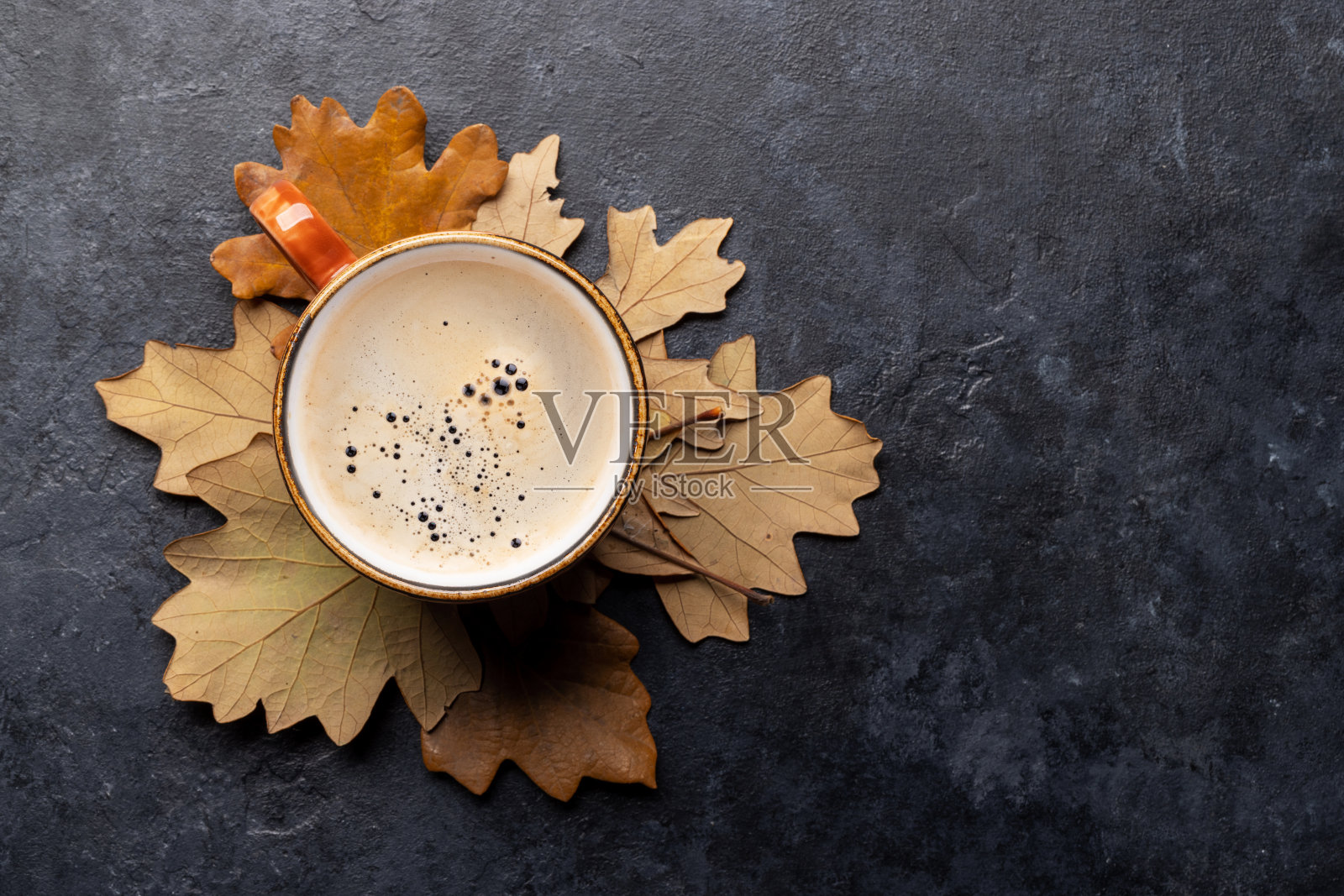 咖啡杯和秋叶照片摄影图片