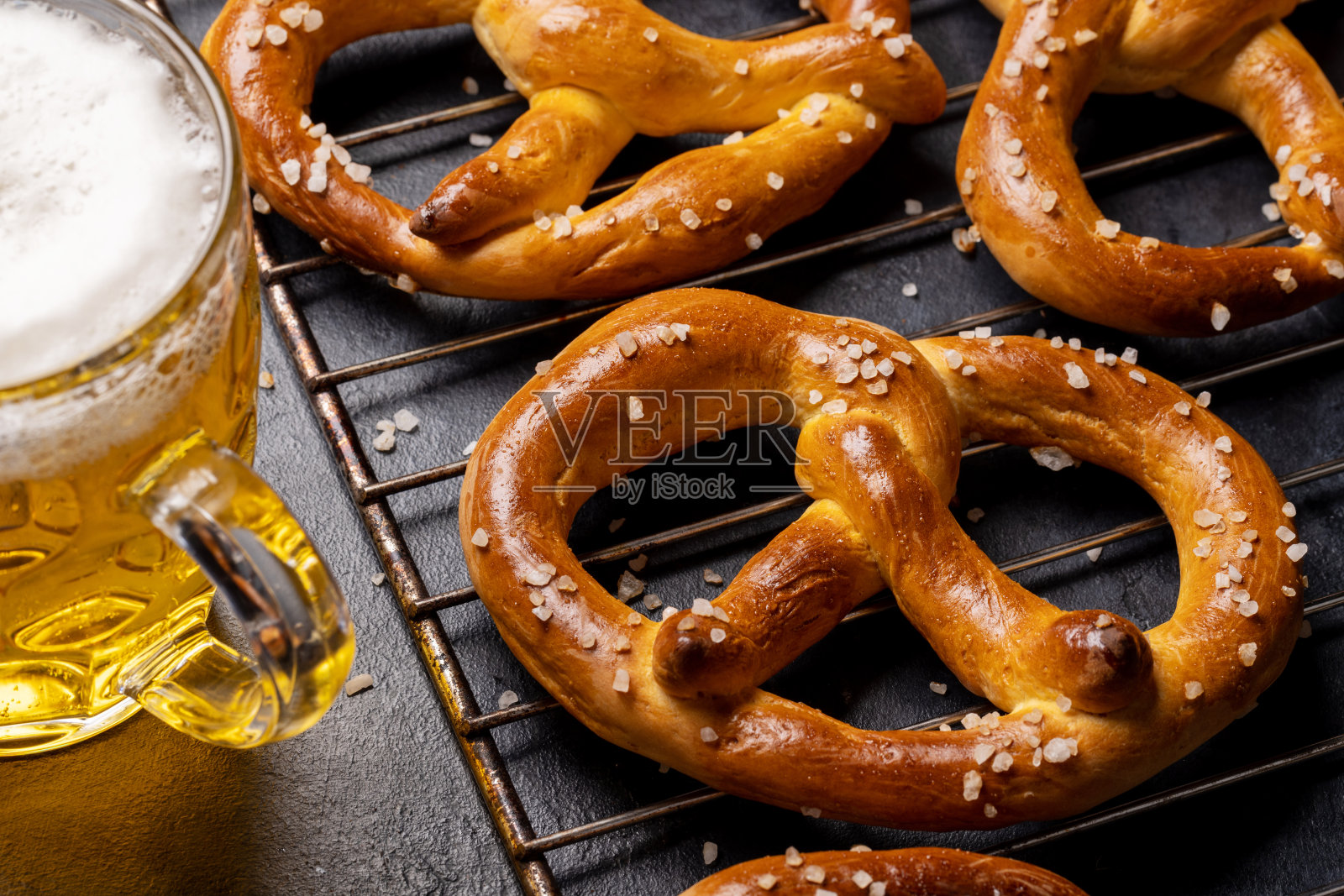 新鲜出炉的自制椒盐卷饼和啤酒照片摄影图片