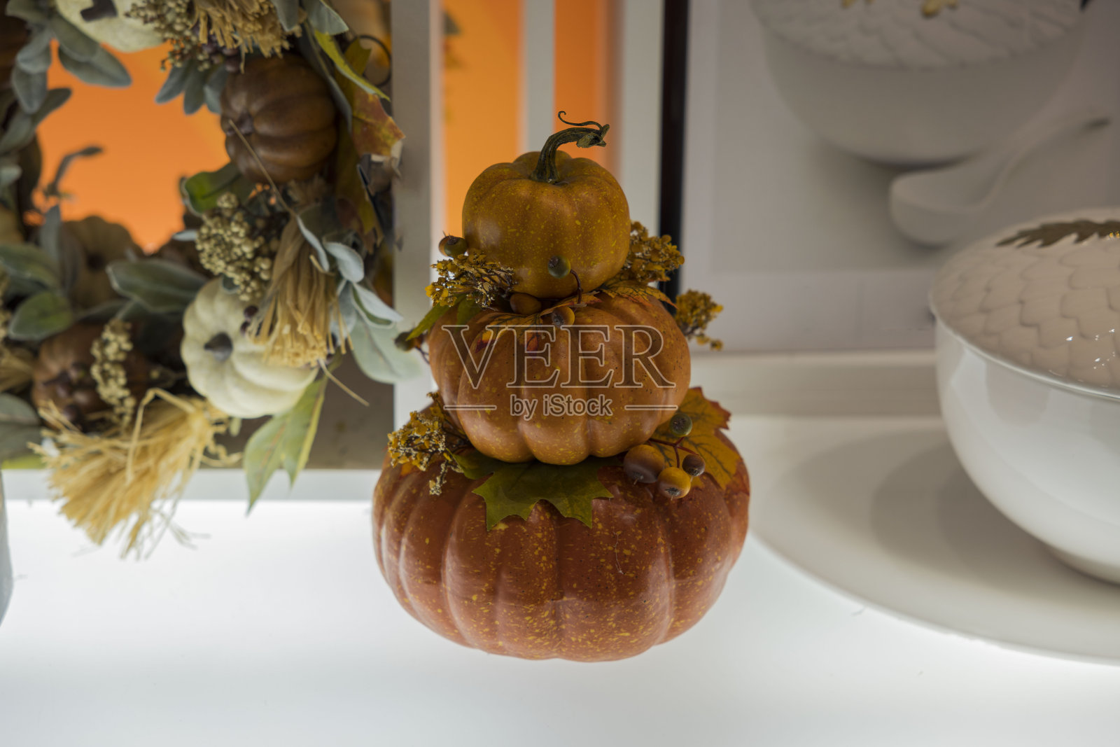 近距离观看可爱的金字塔装饰南瓜白色背景。美国。照片摄影图片