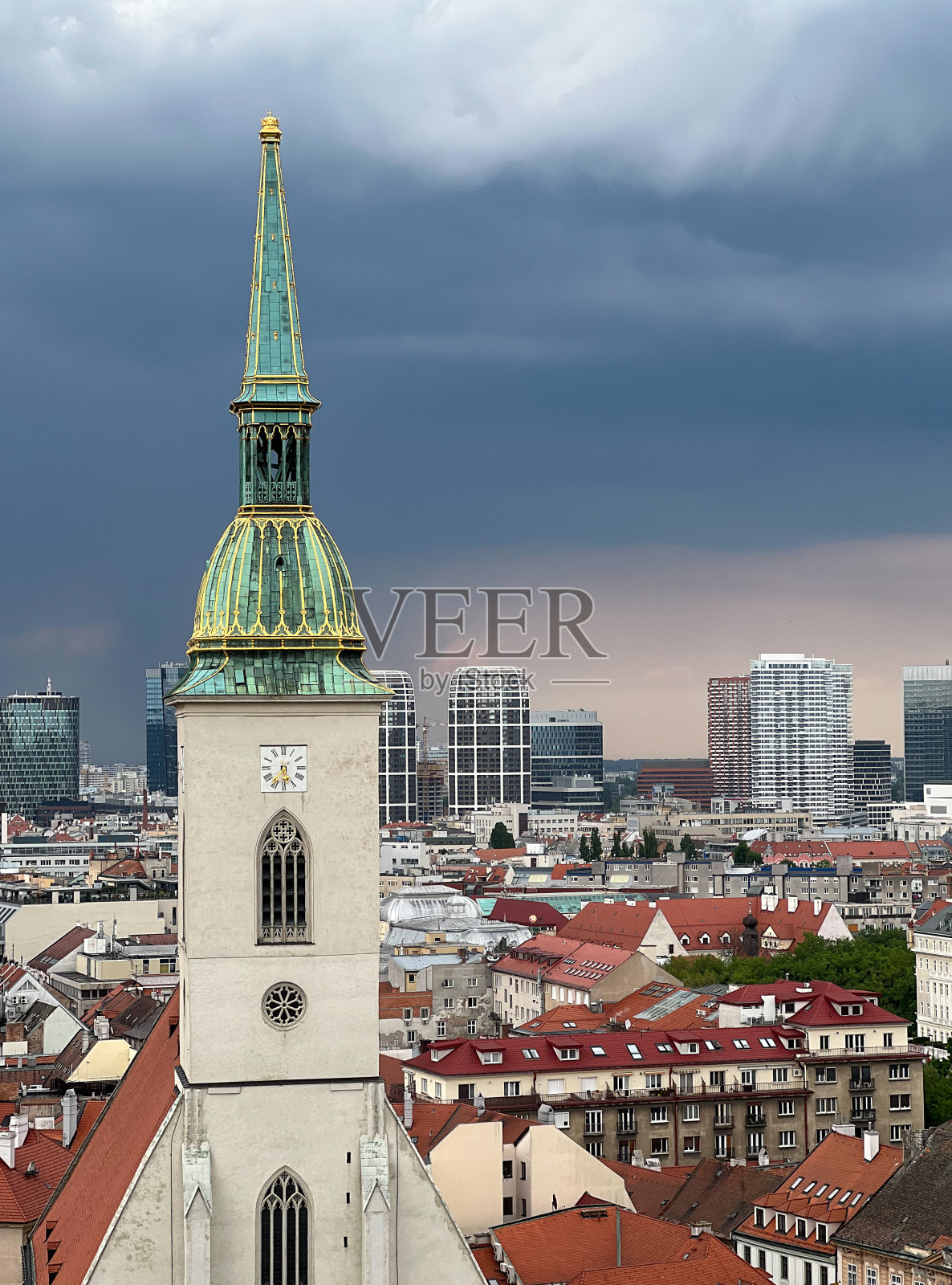 布拉迪斯拉发市的雨照片摄影图片