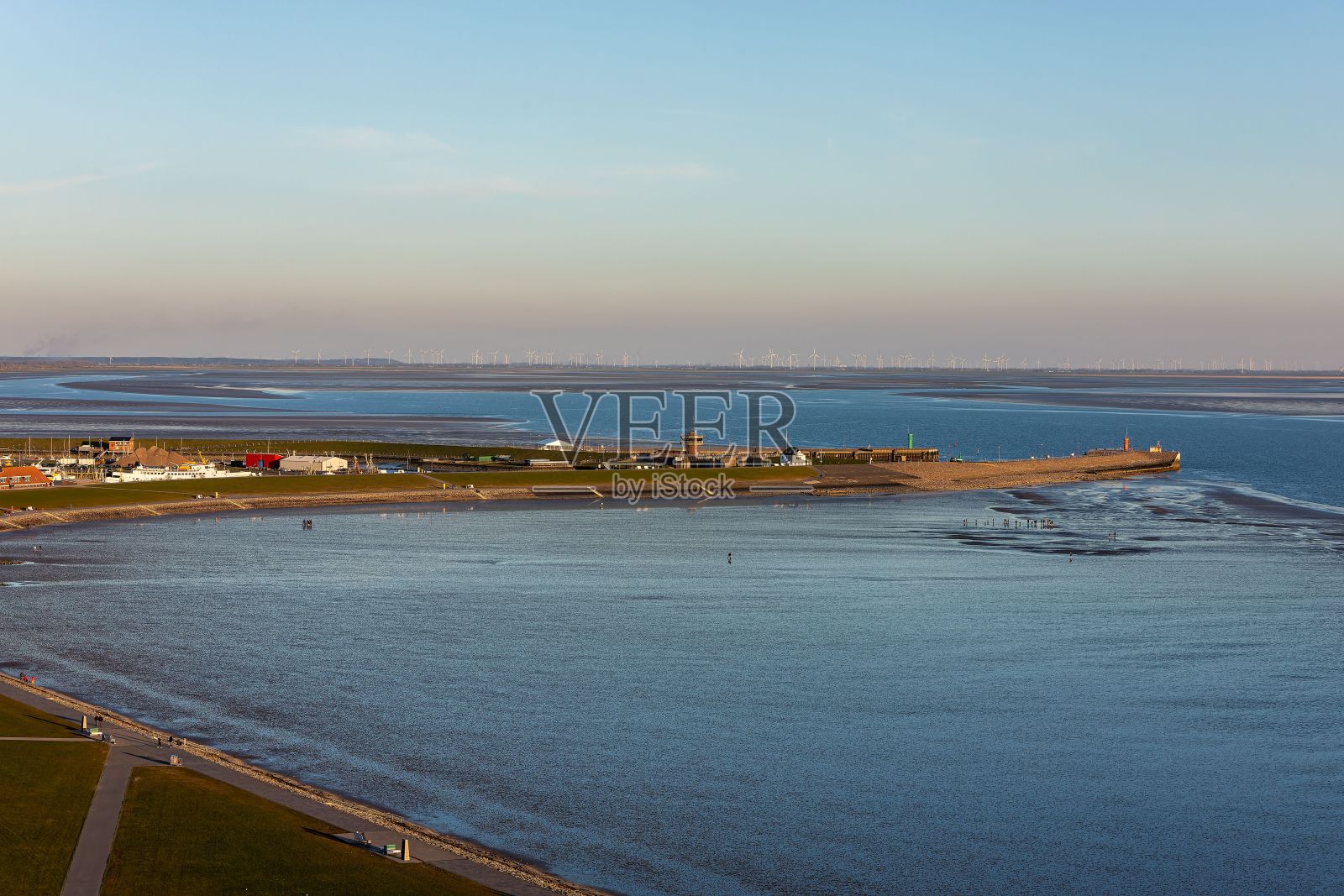 海上金色日落的迷人景色照片摄影图片