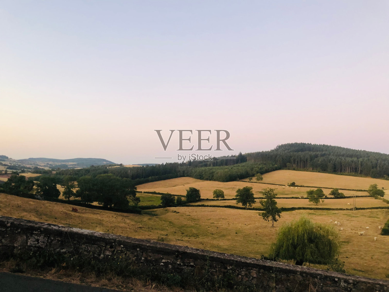 山上金色夕阳的迷人景色照片摄影图片