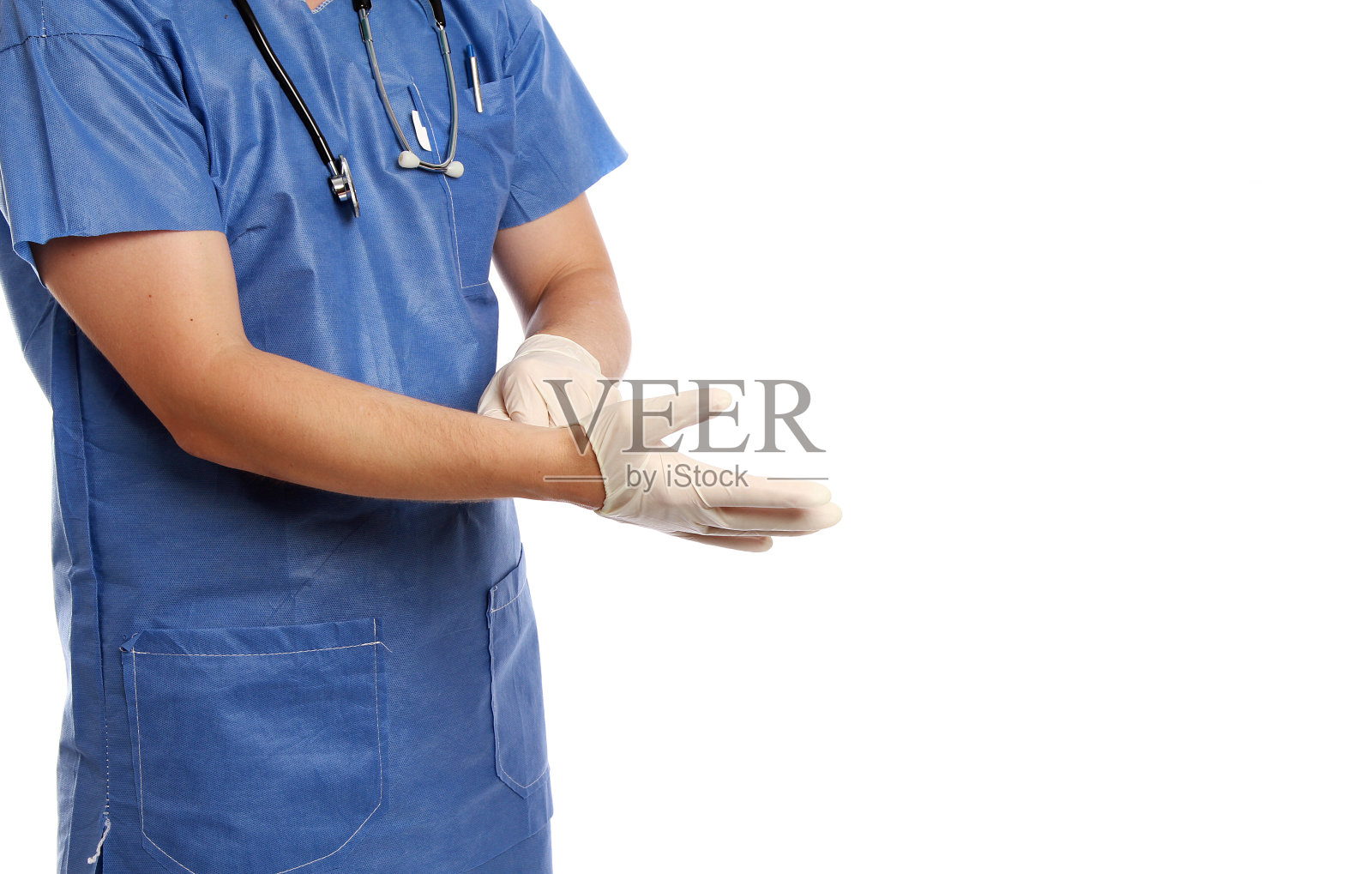 特写镜头一个医生戴上隔离在白色背景上的手套照片摄影图片