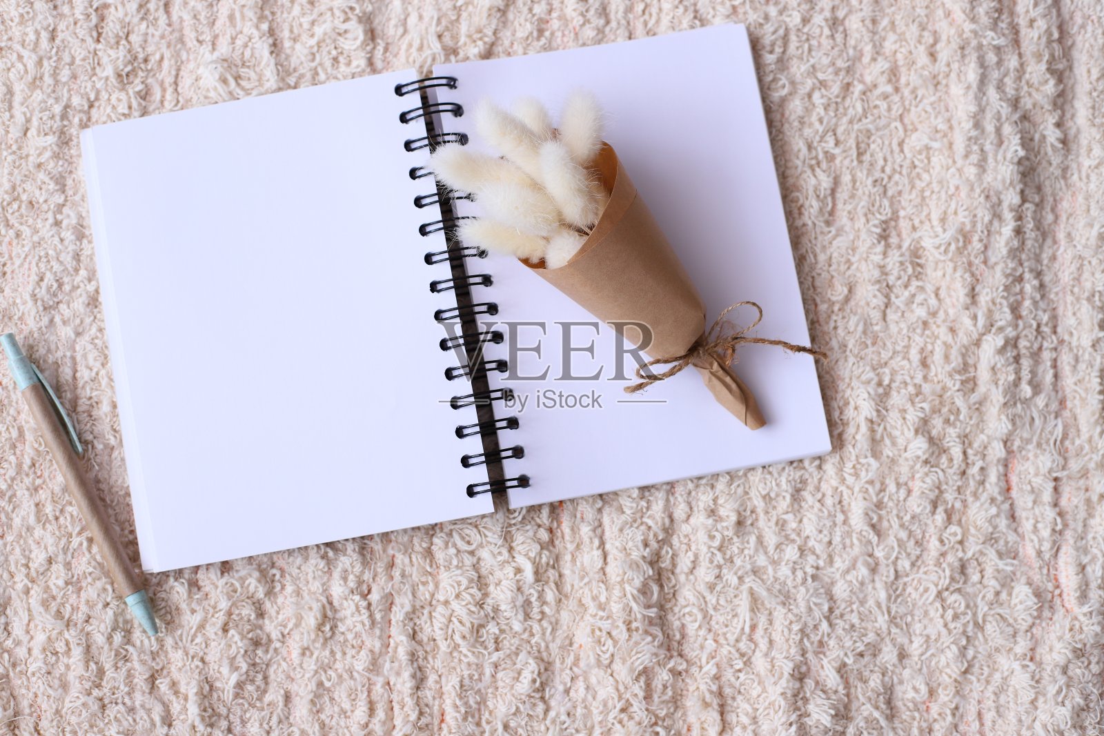 有干花的空白笔记本照片摄影图片