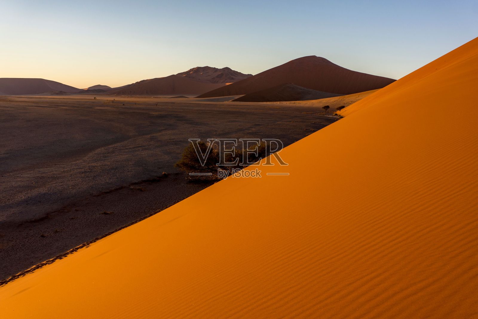 山上金色夕阳的迷人景色照片摄影图片