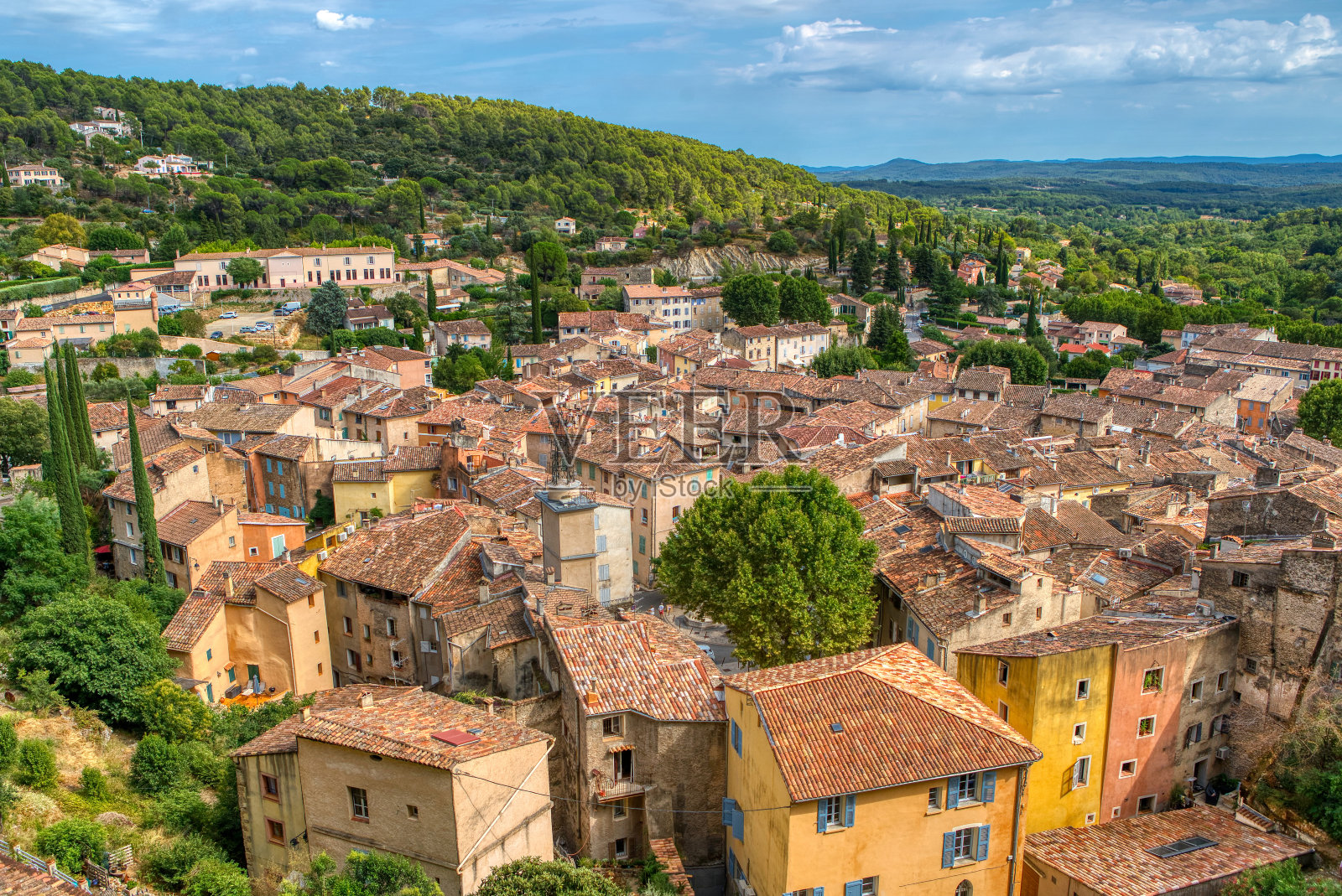 旅游目的地，小古老的村庄在普罗旺斯科蒂尼亚克，著名的悬崖，洞穴住宅和穴居人的房子，瓦尔，普罗旺斯阿尔卑斯蔚蓝海岸，法国照片摄影图片