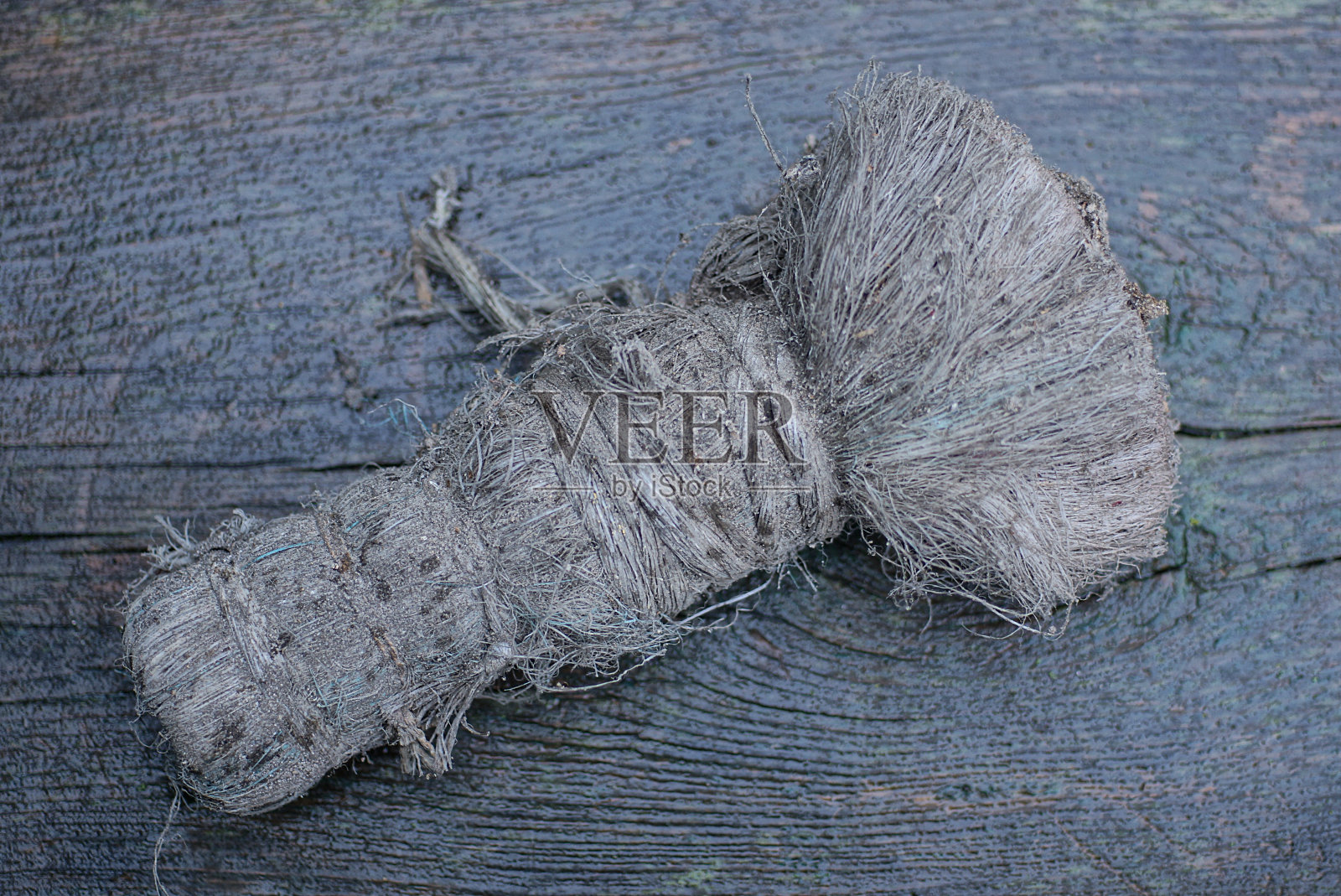 一把又大又旧的灰色脏刷子照片摄影图片