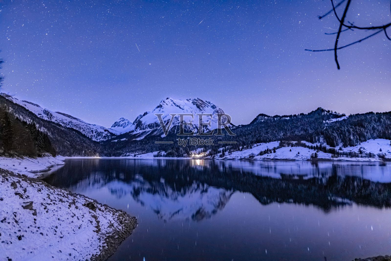 冬季，瑞士瓦吉塔尔美丽的群山鸟瞰图照片摄影图片