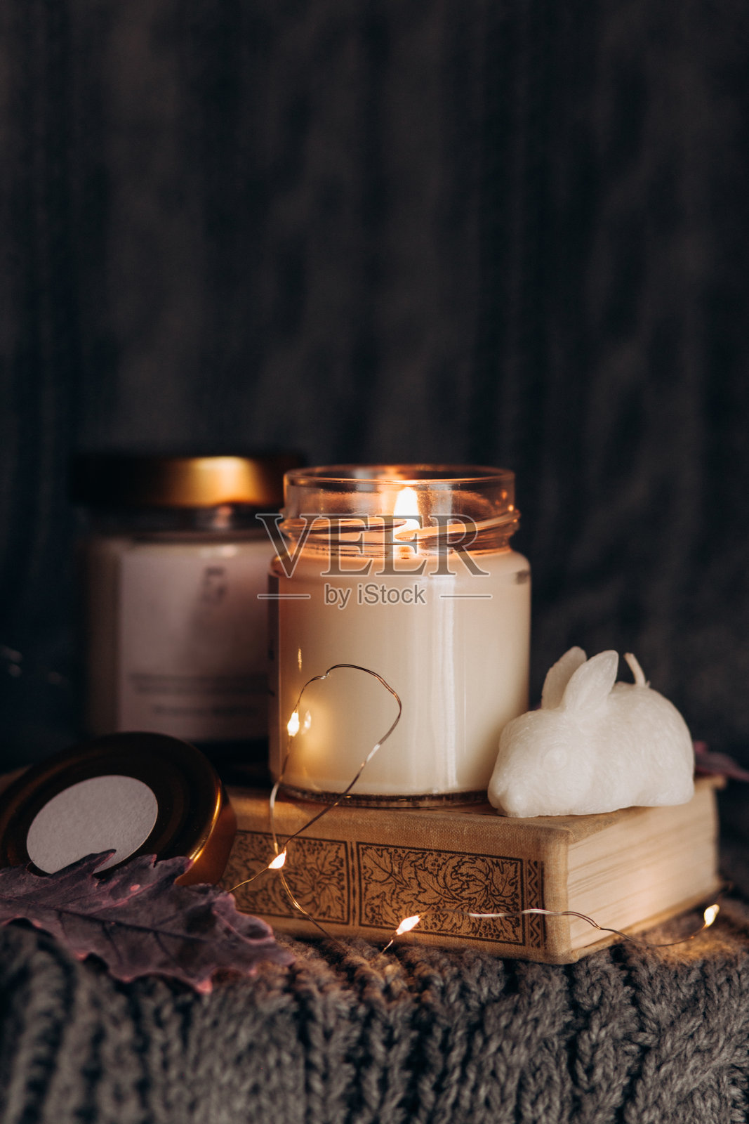 房间里点着一支蜡烛。照片摄影图片