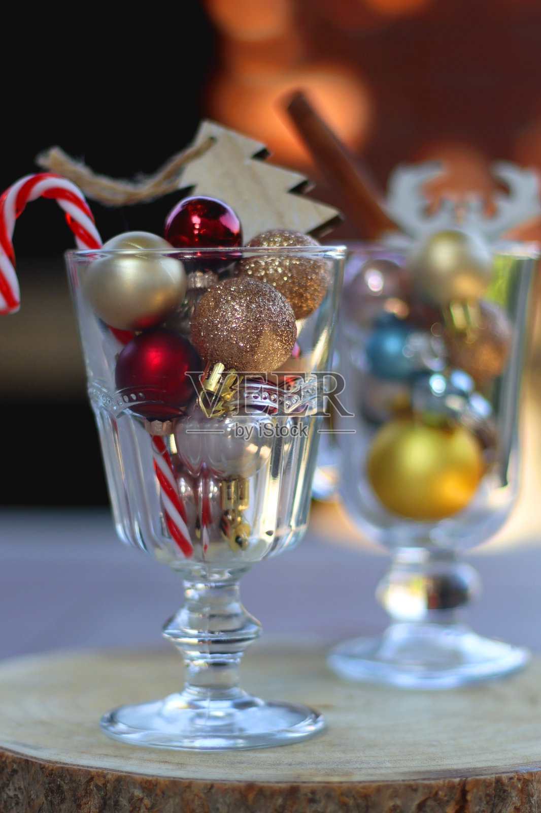 带有圣诞装饰品的高脚杯照片摄影图片