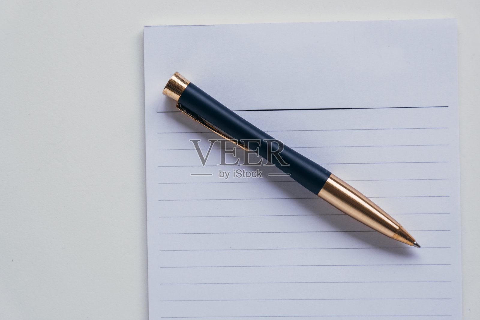 俯视图的圆珠笔和纸上的桌子与复制空间照片摄影图片