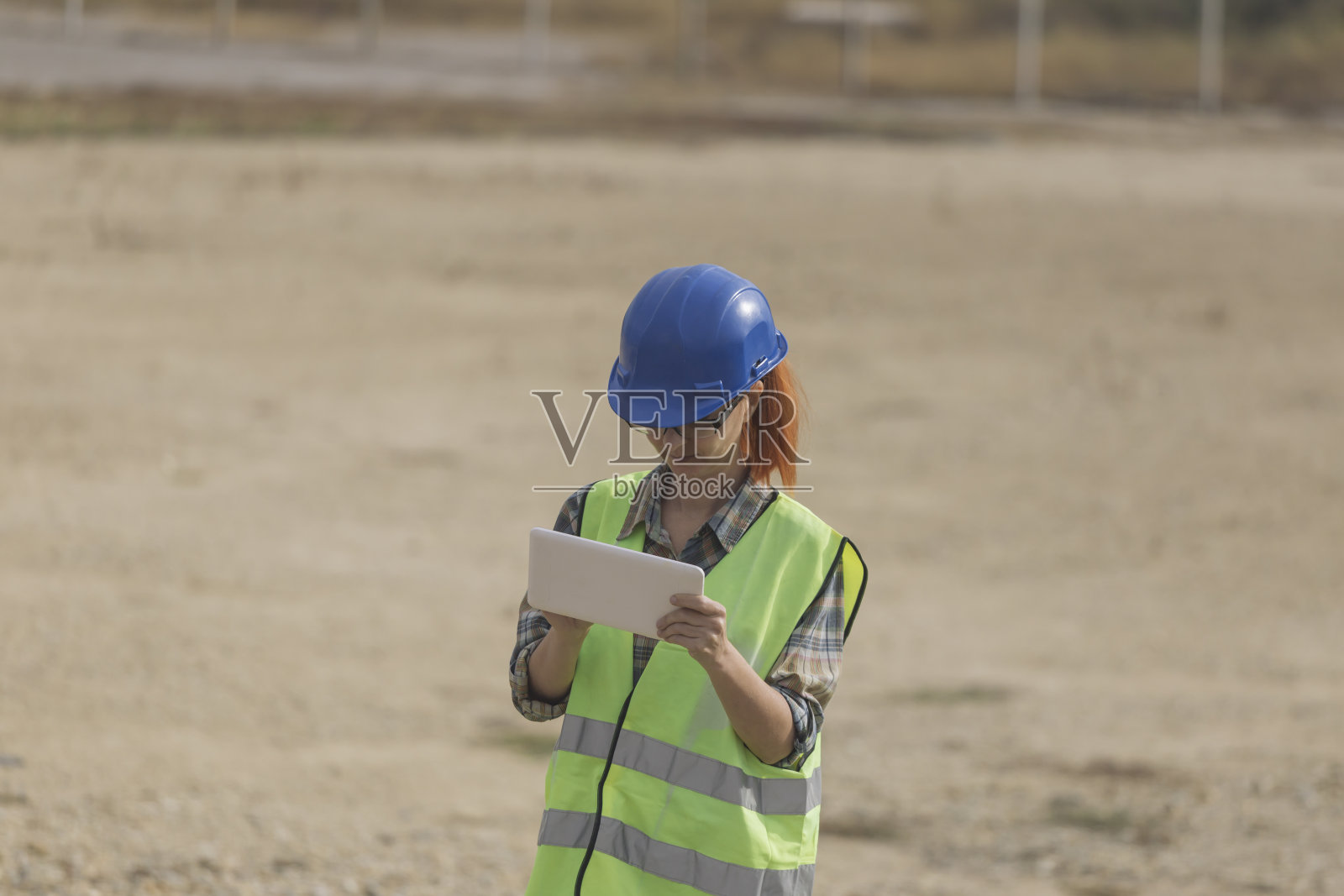 女技术员在工地检查工程照片摄影图片