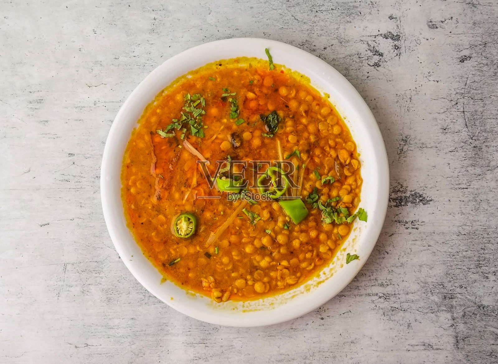 Daal chana makhni盛在盘子里，孤立在印度和巴基斯坦德西食物的背景俯视图上照片摄影图片