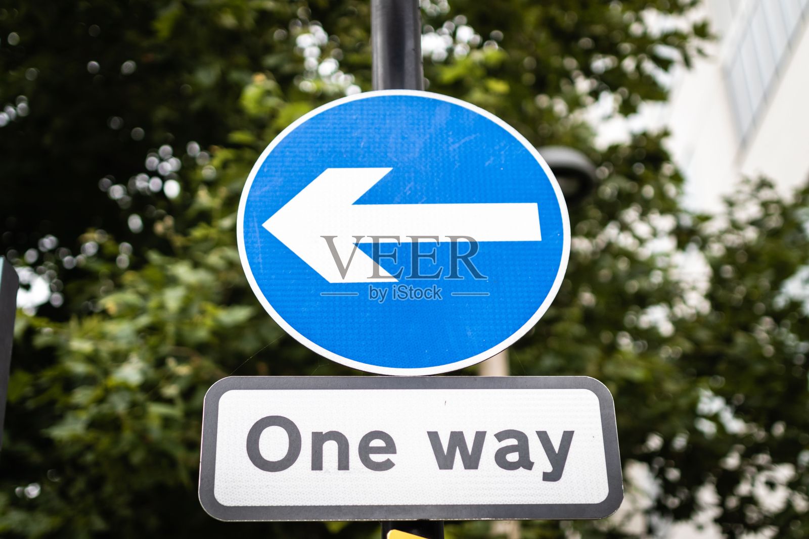 “单向”路标的镜头照片摄影图片