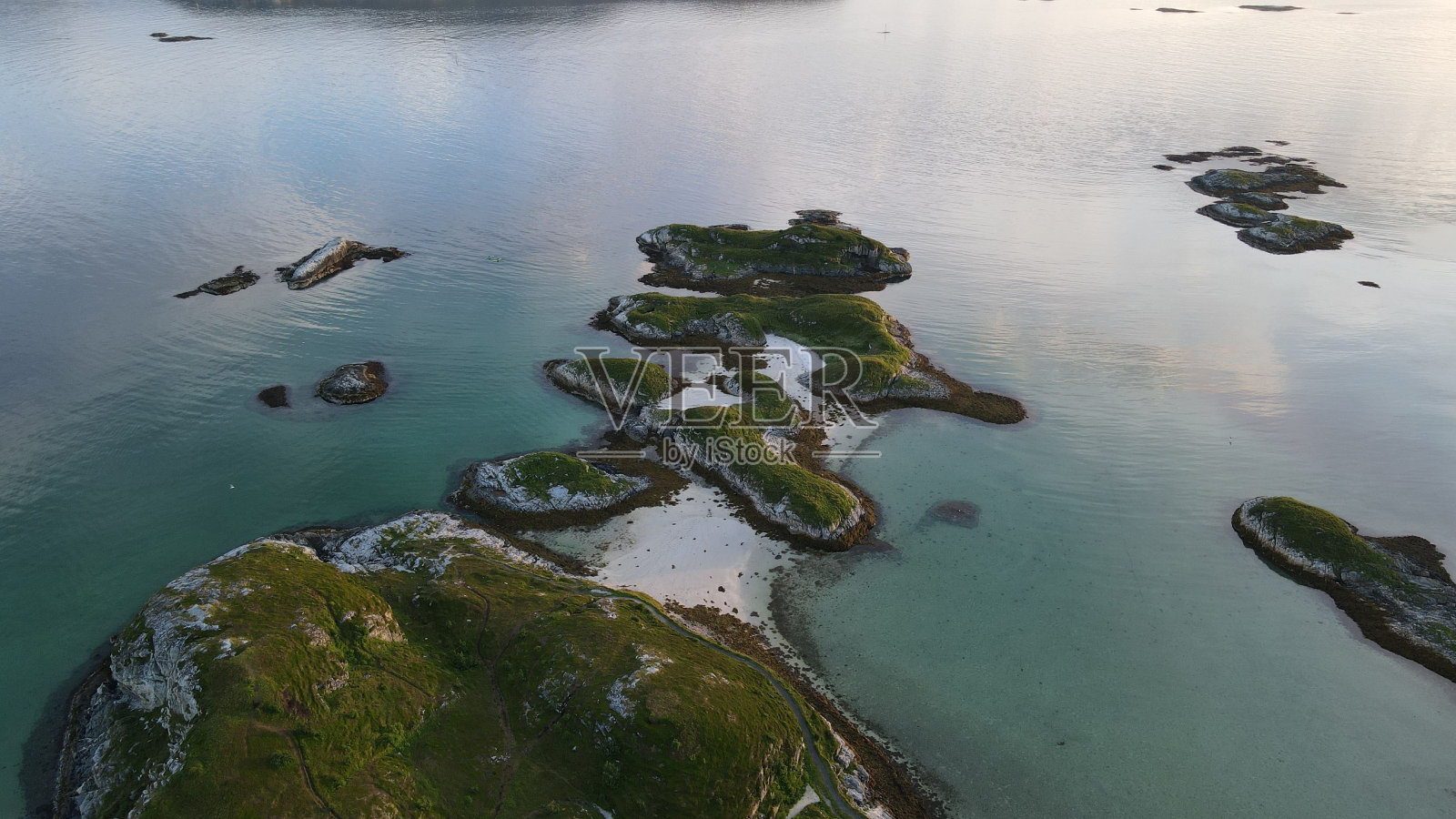 海岸边长满青苔的岩石鸟瞰图照片摄影图片