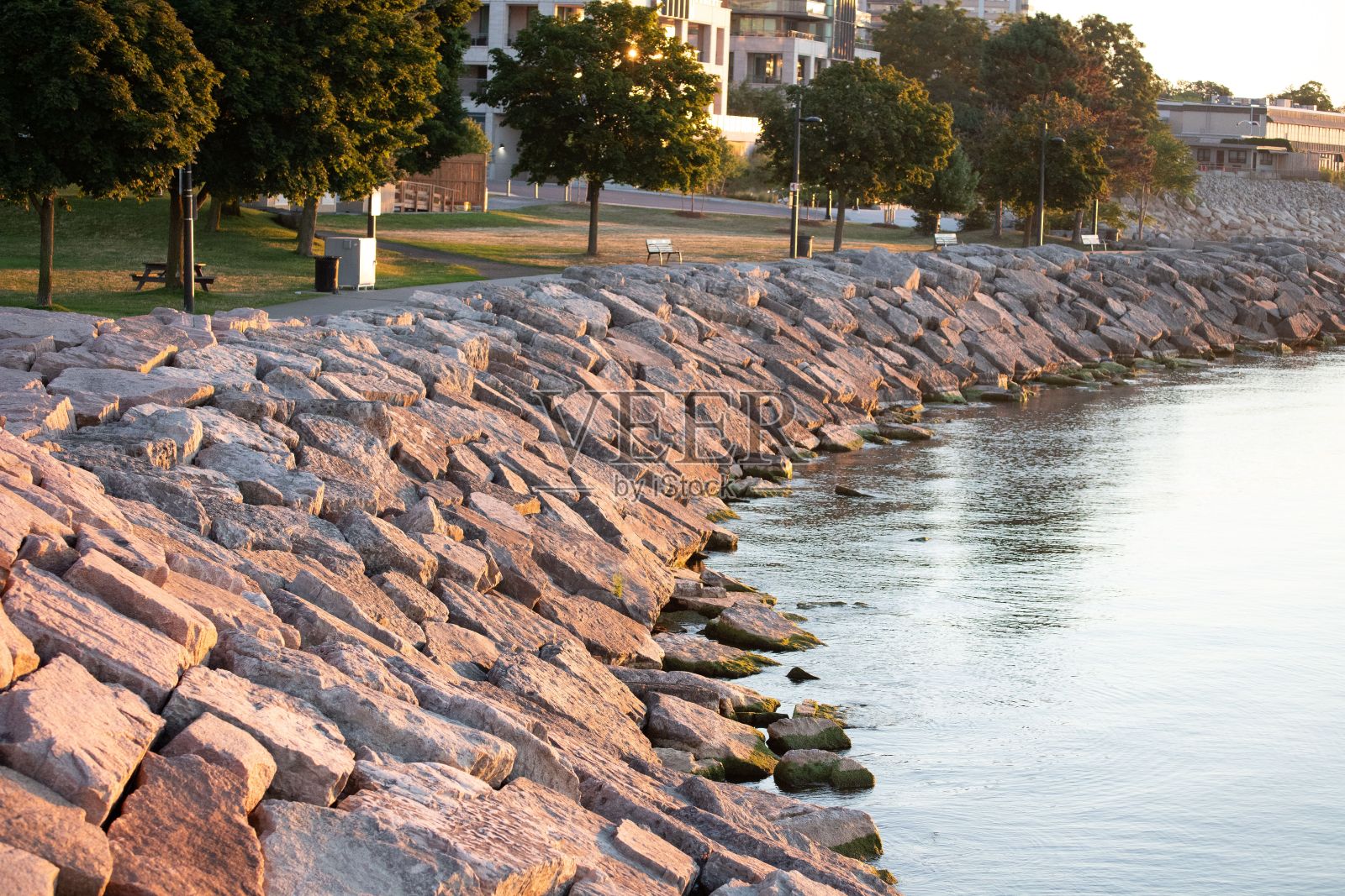 湖岸岩石嶙峋的美丽景色照片摄影图片