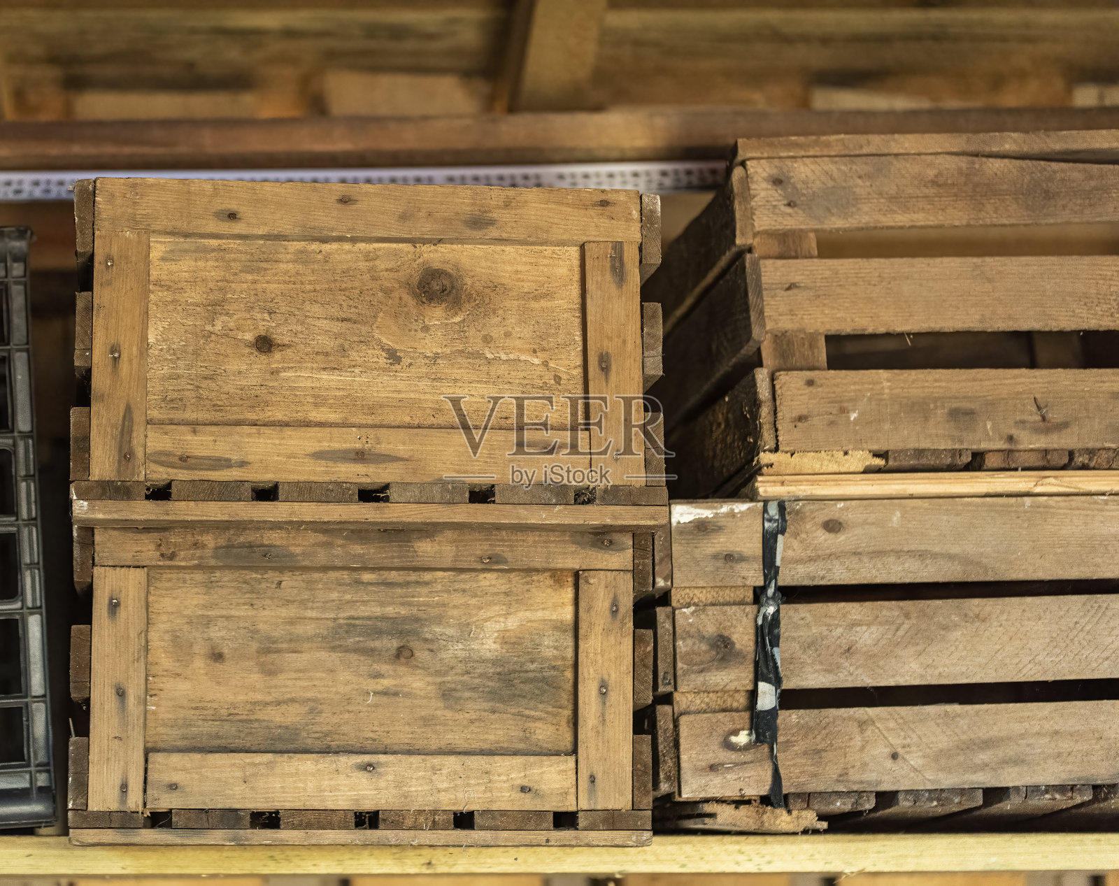 谷仓里旧木箱的背景照片摄影图片