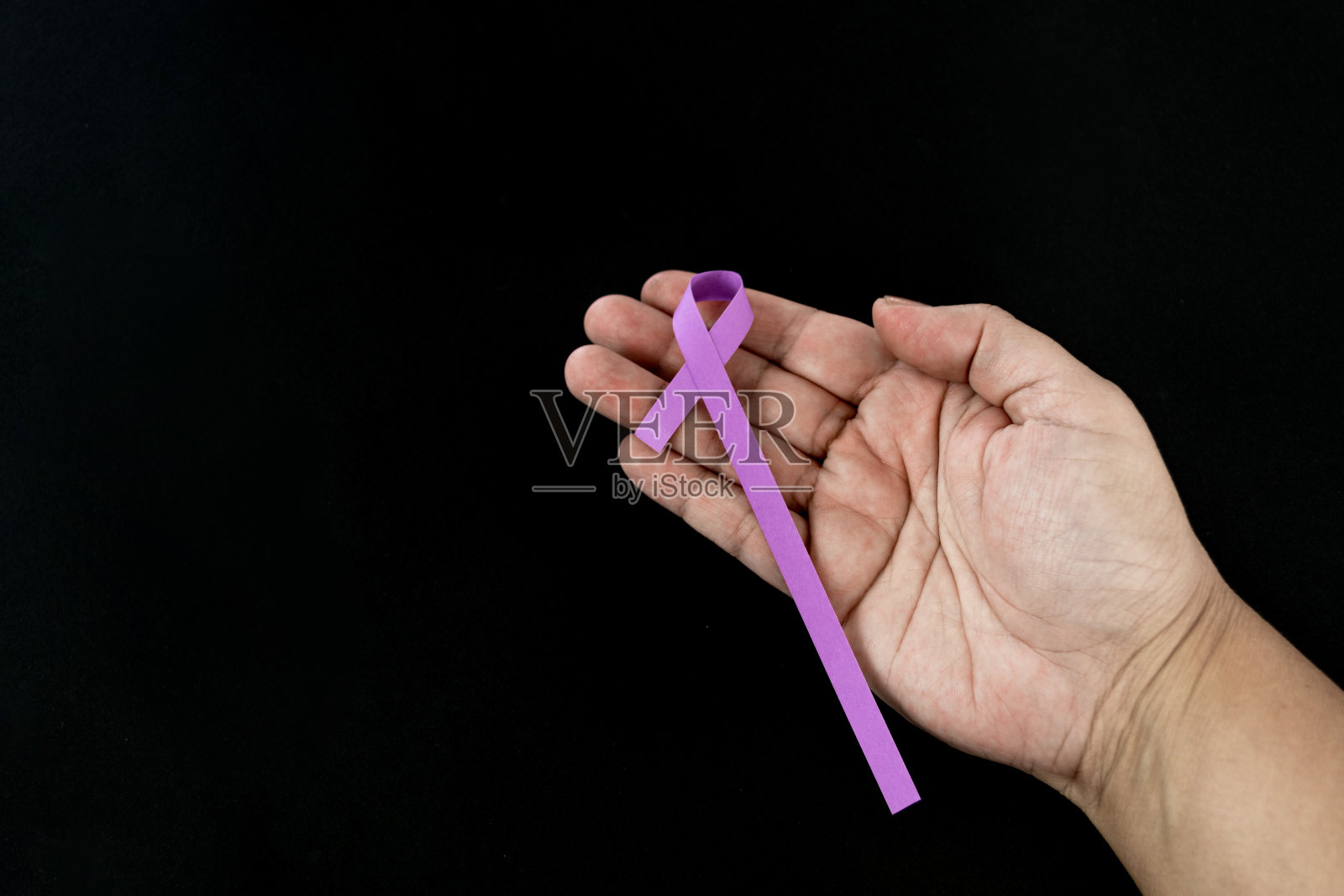 一个戴着紫色丝带的年轻白人妇女的特写。第六站照片摄影图片