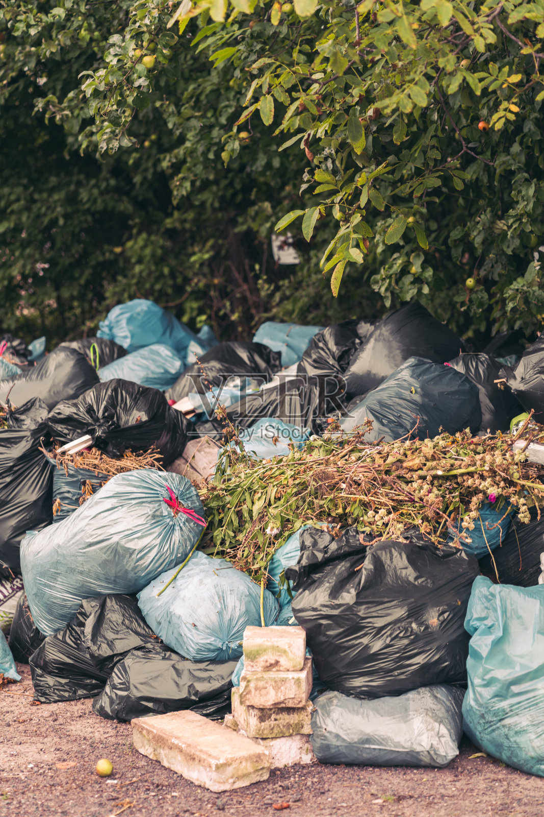 垂直拍摄的一堆垃圾袋-污染的概念照片摄影图片