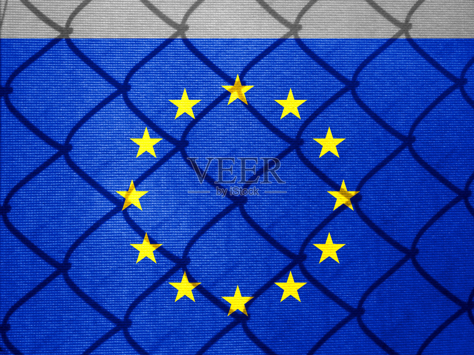 背光与真正的欧盟旗帜和铁丝网背光。带有边界形象的监狱概念。两次曝光全息图照片摄影图片