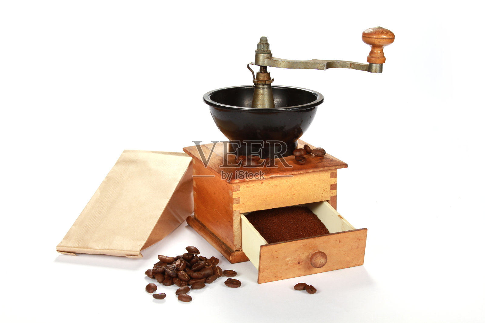 一个孤立在白色背景上的古董咖啡研磨机的特写照片摄影图片